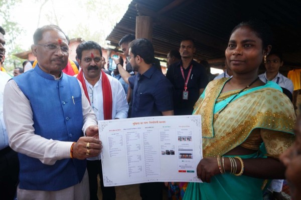 CM साय ने बस्तर से किया ‘मोर दुआर-साय सरकार’ महाअभियान का शुभारंभ, हितग्राहियों के घर पहुंचकर किया सर्वे, देखें तस्वीरें
