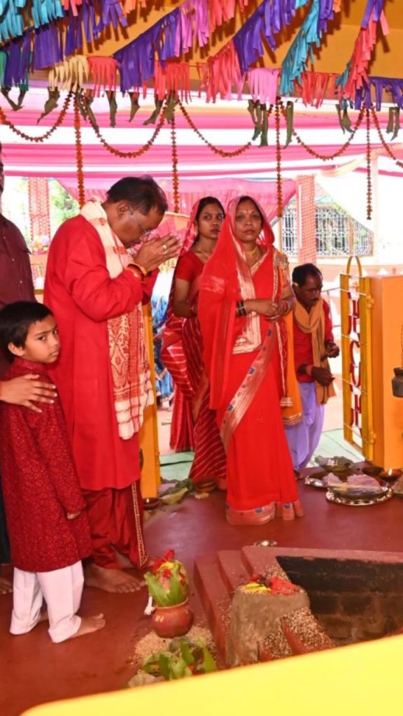 CM साय ने की मां दुर्गा की पूजा अर्चना, धर्मपत्नी के साथ कन्याओं को कराया भोजन
