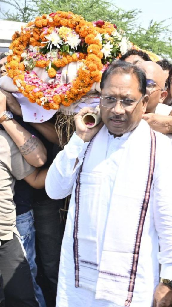 आतंकी हमले में मारे गये दिनेश मिरानिया पंचतत्व में विलीन, CM साय समेत कई दिग्गज हुए शामिल
