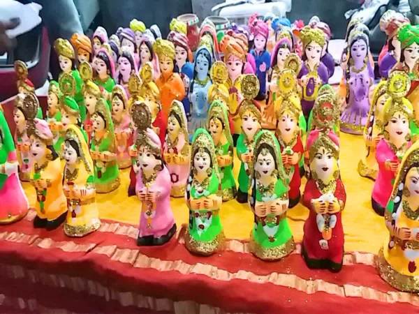 Akshaya Tritiya 2025: अक्षय तृतीया को लेकर सजा बाजार, जानें कब से कब तक है शुभ मुहूर्त
