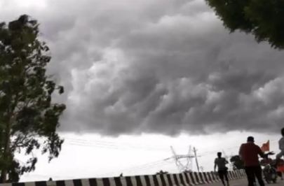 Weather: रायपुर में देर शाम बदला मौसम, अंधी तूफ़ान ने दिलाई गर्मी से राहत, देखें तस्वीरें