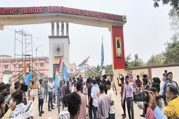 Bilaspur News: इन मांगों को लेकर एनएसयूआई ने किया प्रदर्शन, शव यात्रा निकाल कर छात्रों ने पुतला फूंका