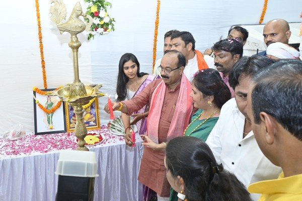 CG News: डिप्टी CM साव ने महतारी सिलाई केंद्र का किया शुभारंभ, महापौर मीनल चौबे हुई शामिल, देखें तस्वीरें
