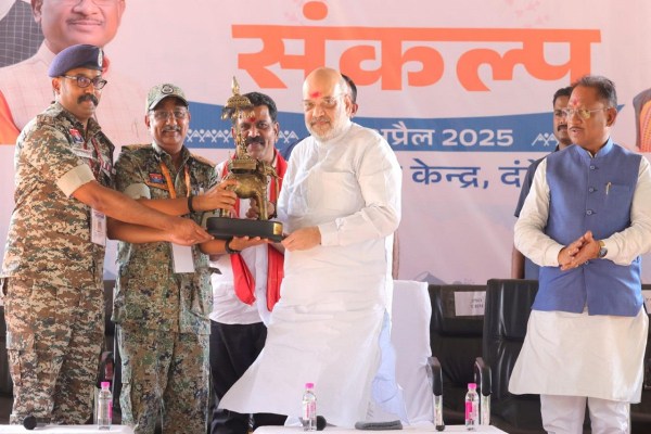 शाह ने जवानों से की मुलाकात, बोले - बस्तर अब बंदूक नहीं, विकास की आवाज से जाना जायेगा… देखिए दौरे की झलकियां