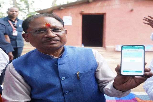 CM साय ने बस्तर से किया ‘मोर दुआर-साय सरकार’ महाअभियान का शुभारंभ, हितग्राहियों के घर पहुंचकर किया सर्वे, देखें तस्वीरें