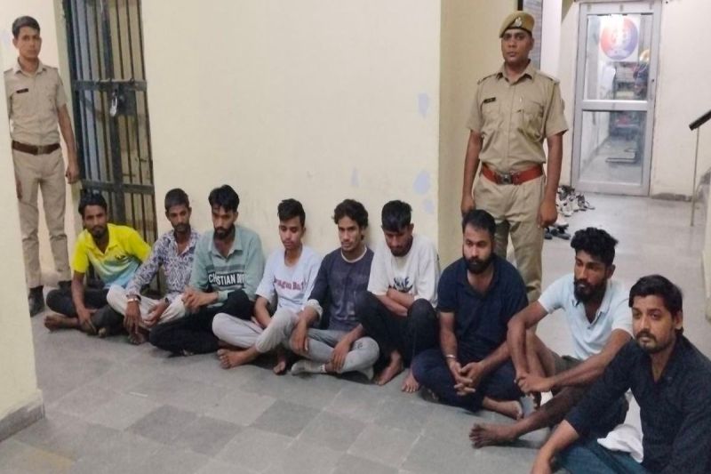 गोवंश ले जा रहे किसानों से मारपीट, पिकअप में तोड़फोड