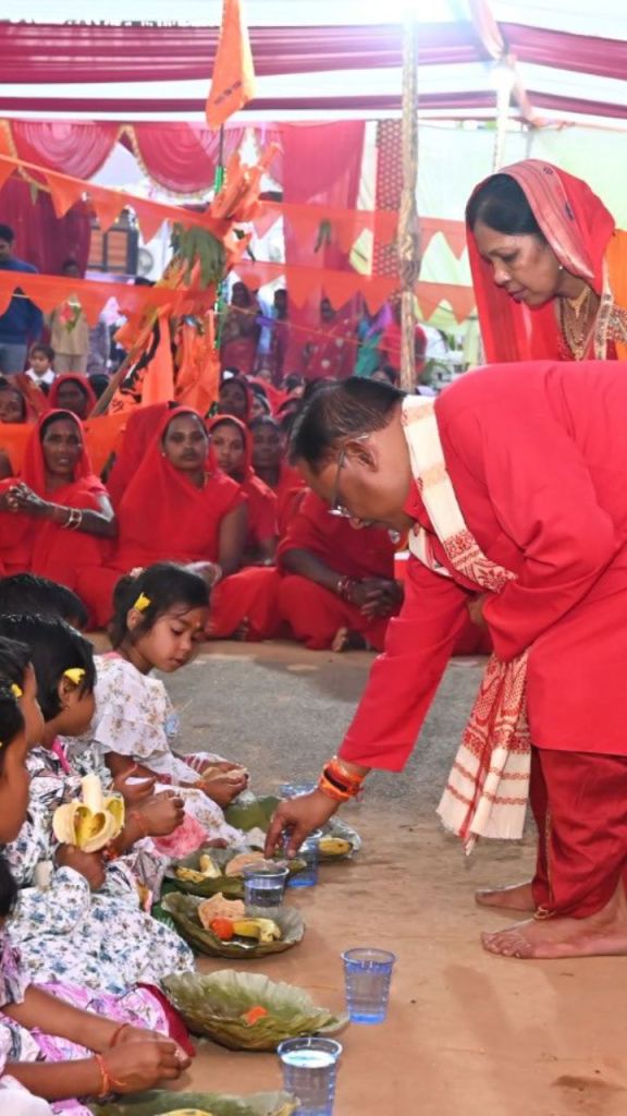 CM साय ने की मां दुर्गा की पूजा अर्चना, धर्मपत्नी के साथ कन्याओं को कराया भोजन
