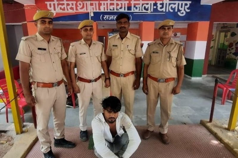 गिट्टी डाल अवैध चंबल बजरी परिवहन करते ट्रेलर पकड़ा Trailer caught transporting illegal Chambal gravel by putting ballast