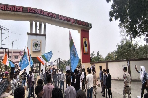 Bilaspur News: इन मांगों को लेकर एनएसयूआई ने किया प्रदर्शन, शव यात्रा निकाल कर छात्रों ने पुतला फूंका