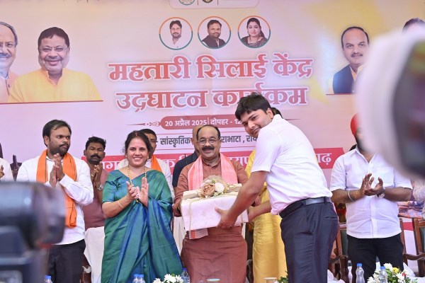 CG News: डिप्टी CM साव ने महतारी सिलाई केंद्र का किया शुभारंभ, महापौर मीनल चौबे हुई शामिल, देखें तस्वीरें
