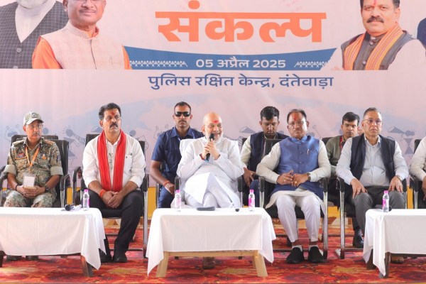 शाह ने जवानों से की मुलाकात, बोले - बस्तर अब बंदूक नहीं, विकास की आवाज से जाना जायेगा… देखिए दौरे की झलकियां