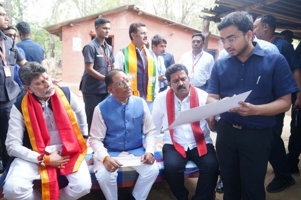 CM साय ने बस्तर से किया ‘मोर दुआर-साय सरकार’ महाअभियान का शुभारंभ, हितग्राहियों के घर पहुंचकर किया सर्वे, देखें तस्वीरें
