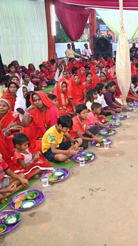 CM साय ने की मां दुर्गा की पूजा अर्चना, धर्मपत्नी के साथ कन्याओं को कराया भोजन
