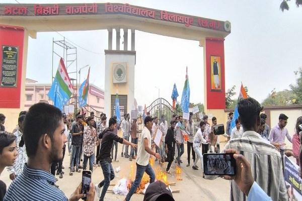 Bilaspur News: इन मांगों को लेकर एनएसयूआई ने किया प्रदर्शन, शव यात्रा निकाल कर छात्रों ने पुतला फूंका