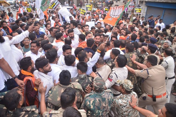 National Herald: राहुल गांधी शर्म करो... सोनिया गांधी शर्म करो... भाजपाइयों ने नारेबाजी कर जमकर किया प्रदर्शन, जानें क्या है नेशनल हेराल्ड केस?