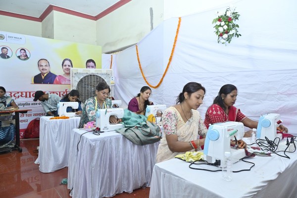 CG News: डिप्टी CM साव ने महतारी सिलाई केंद्र का किया शुभारंभ, महापौर मीनल चौबे हुई शामिल, देखें तस्वीरें
