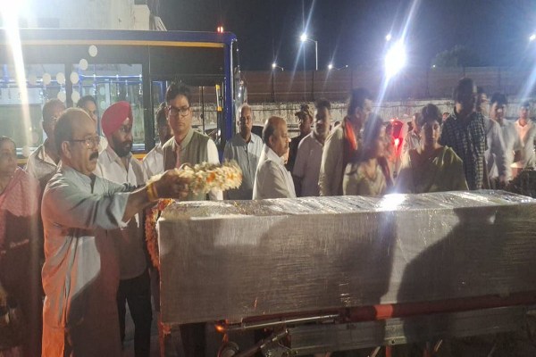 Pahalgam Terror Attack: आतंकी हमले में मारे गए रायपुर के कारोबारी को CM ने दिया कंधा, देखें तस्वीरें