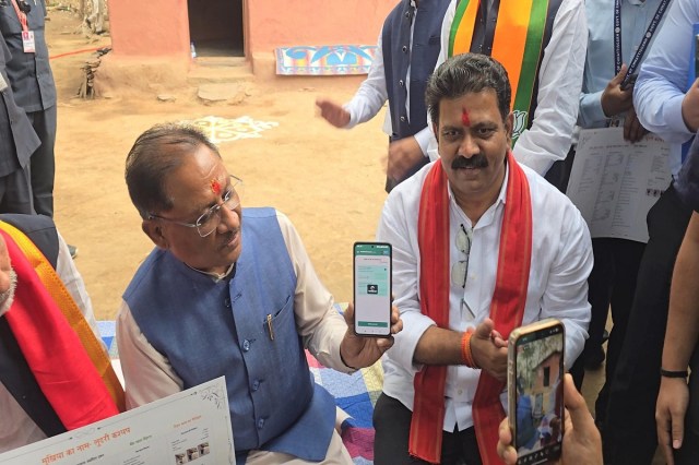 CM साय ने बस्तर से किया ‘मोर दुआर-साय सरकार’ महाअभियान का शुभारंभ, हितग्राहियों के घर पहुंचकर किया सर्वे, देखें तस्वीरें