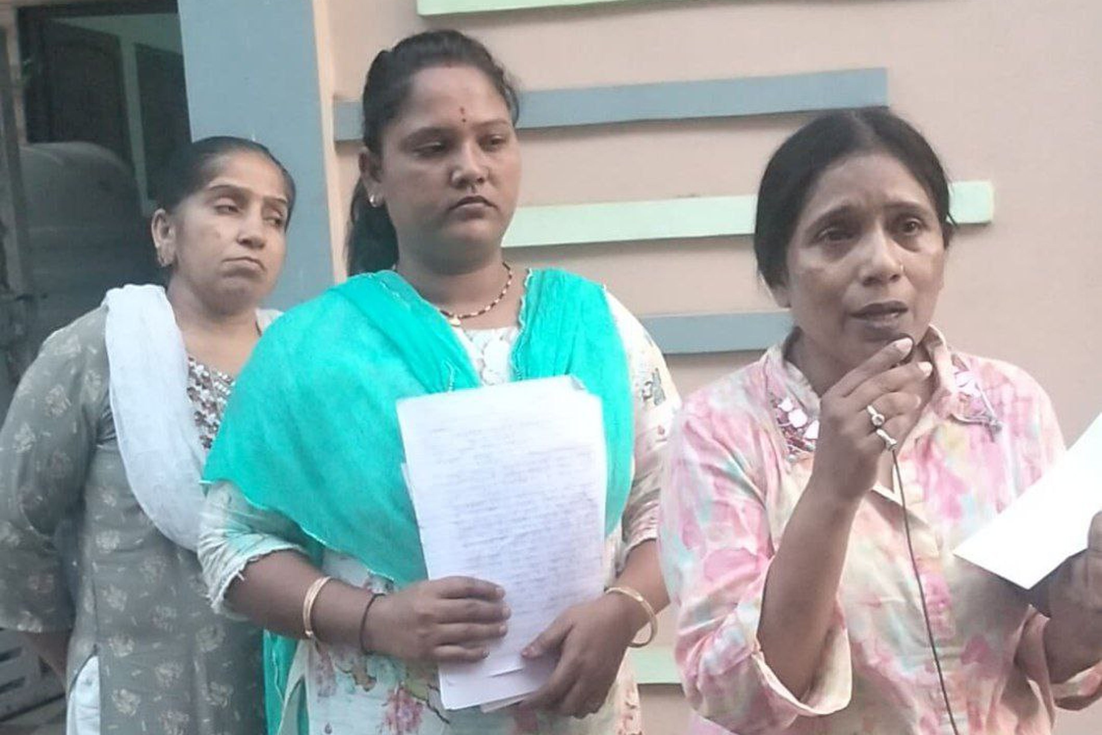 मध्य प्रदेश में पानी का संकट : पानी से परेशान इस जिले में महिलाओं ने मांगी इच्छा
मृत्यु, राष्ट्रपति को भेजी चिट्टी
