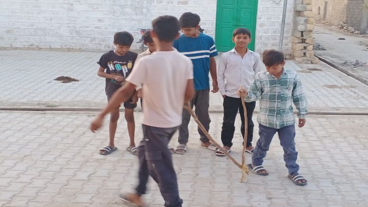 Watch Video: मोहनगढ क्षेत्र में बच्चों ने सुबह घरों के आगे जोते हल