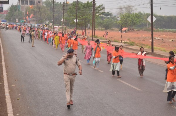 Raipur: सहायक शिक्षकों ने निकाली 2621 फीट लंबी चुनरी यात्रा,देखें तस्वीरें 

