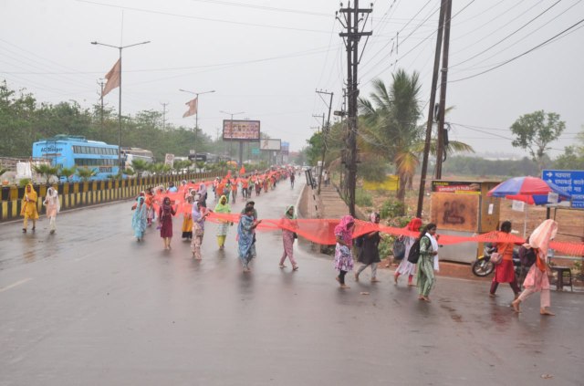 Raipur: सहायक शिक्षकों ने निकाली 2621 फीट लंबी चुनरी यात्रा,देखें तस्वीरें 
