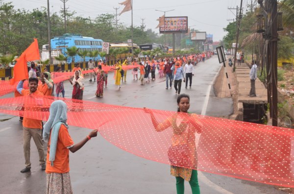 Raipur: सहायक शिक्षकों ने निकाली 2621 फीट लंबी चुनरी यात्रा,देखें तस्वीरें 
