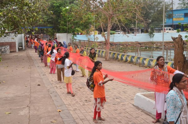 Raipur: सहायक शिक्षकों ने निकाली 2621 फीट लंबी चुनरी यात्रा,देखें तस्वीरें 
