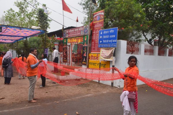 Raipur: सहायक शिक्षकों ने निकाली 2621 फीट लंबी चुनरी यात्रा,देखें तस्वीरें 
