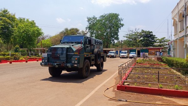 Kawardha News: कवर्धा कलेक्ट्रेट पहुंची बम स्क्वाड टीम, कश्मीर से आया मेल, देखें तस्वीरें 
