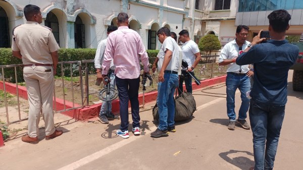 Kawardha News: कवर्धा कलेक्ट्रेट पहुंची बम स्क्वाड टीम, कश्मीर से आया मेल, देखें तस्वीरें 
