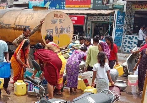 ये कैसी मॉनीटरिंग… टैंकर पहुंचते ही टकराते हैं बर्तन, उधर टंकी से पानी बर्बाद, देखें Photo