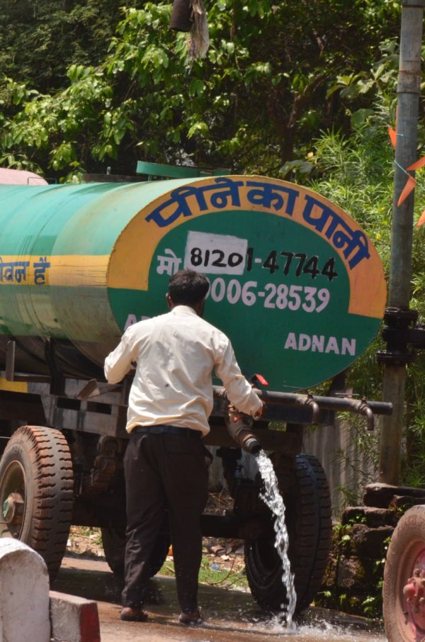 ये कैसी मॉनीटरिंग… टैंकर पहुंचते ही टकराते हैं बर्तन, उधर टंकी से पानी बर्बाद, देखें Photo