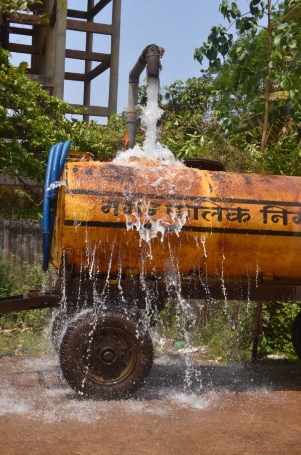 ये कैसी मॉनीटरिंग… टैंकर पहुंचते ही टकराते हैं बर्तन, उधर टंकी से पानी बर्बाद, देखें Photo