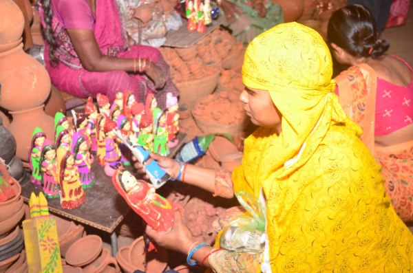 Akshaya Tritiya 2025: अक्षय तृतीया को लेकर सजा बाजार, जानें कब से कब तक है शुभ मुहूर्त
