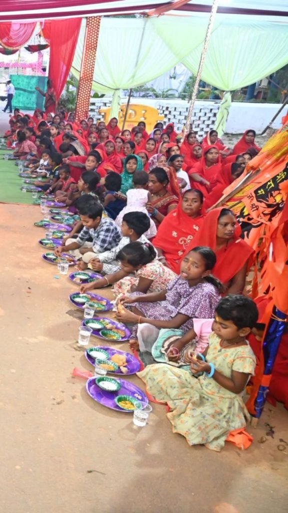 CM साय ने की मां दुर्गा की पूजा अर्चना, धर्मपत्नी के साथ कन्याओं को कराया भोजन
