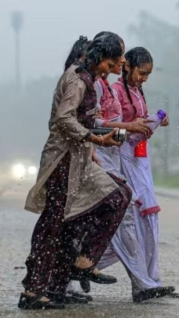 Rain Alert: बारिश का येलो अलर्ट जारी, कुछ ही देर में रायपुर समेत इन जिलों में पड़ेगी बौछारें
