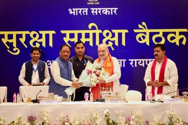 शाह ने जवानों से की मुलाकात, बोले - बस्तर अब बंदूक नहीं, विकास की आवाज से जाना जायेगा… देखिए दौरे की झलकियां