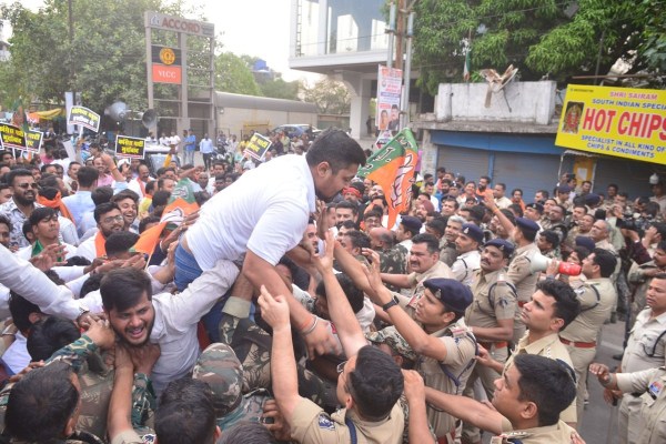 National Herald: राहुल गांधी शर्म करो... सोनिया गांधी शर्म करो... भाजपाइयों ने नारेबाजी कर जमकर किया प्रदर्शन, जानें क्या है नेशनल हेराल्ड केस?