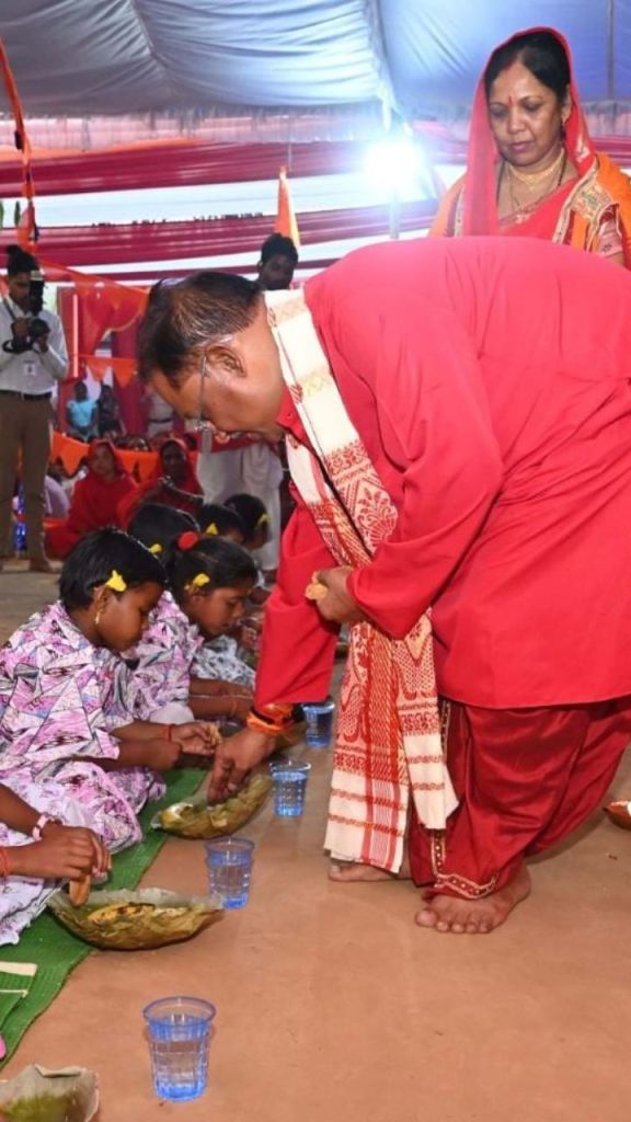 CM साय ने की मां दुर्गा की पूजा अर्चना, धर्मपत्नी के साथ कन्याओं को कराया भोजन
