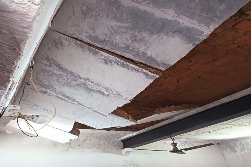 सरकारी स्कूल के कमरे की छत गिरी, टला बड़ा हादसा The roof of a government school room collapsed, a major accident was averted