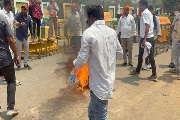 National Herald: राहुल गांधी शर्म करो... सोनिया गांधी शर्म करो... भाजपाइयों ने नारेबाजी कर जमकर किया प्रदर्शन, जानें क्या है नेशनल हेराल्ड केस?