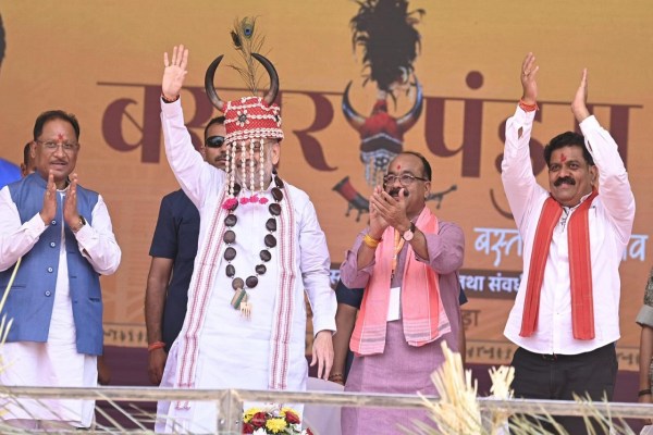 शाह ने जवानों से की मुलाकात, बोले - बस्तर अब बंदूक नहीं, विकास की आवाज से जाना जायेगा… देखिए दौरे की झलकियां