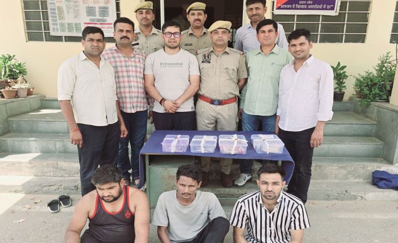 लूट का पर्दाफाश, तीन गिरफ्तार, लूटे जेवरात बरामद