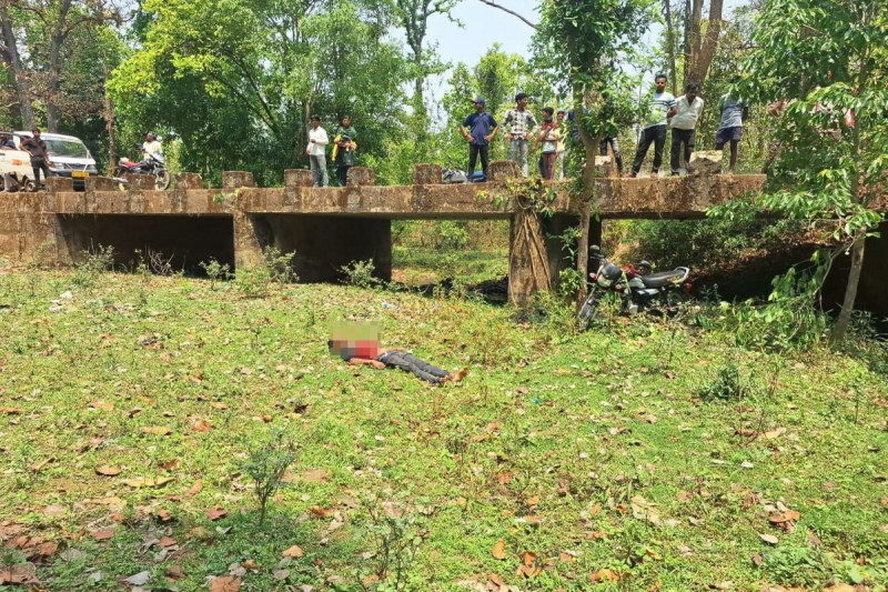Road accident: बाइक समेत पुल से 15 फीट नीचे गिरा युवक, ऑन द स्पॉट डेथ, राहगीरों की पड़ी नजर