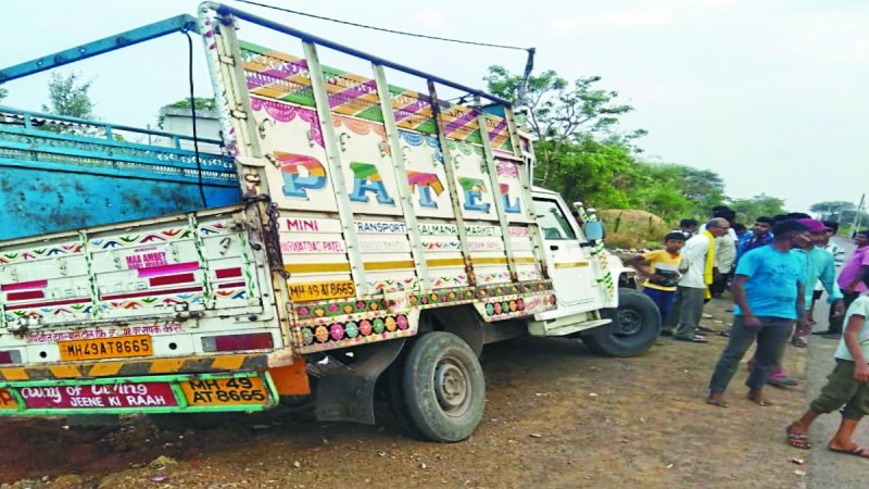 ग्राम हल्दी में तेज रफ्तार पिकअप वाहन चालक ने शादी समारोह में खाना परोस रहे लोगों पर गाड़ी चला दी। इस घटना में पांच लोग घायल हो गए, जिसमें तीन की हालत गंभीर बनी हुई है।