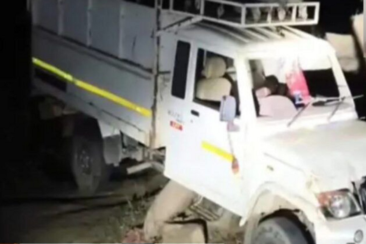 Road accident: मातम में बदलीं शादी की खुशियां: पिकअप पलटने से 2 बच्चों की मौत,
20 घायलों में 3 की हालत गंभीर