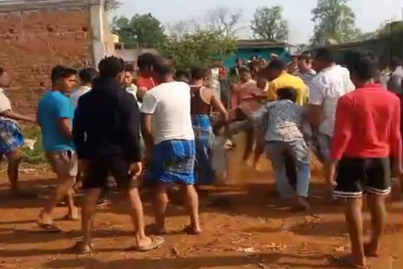 Brutally beaten: Video: चोरी का आरोप लगाकर परिवार की 2 महिला व 4 युवकों की बेदम पिटाई, पेड़ से बांधकर दी सजा- देखें वीडियो