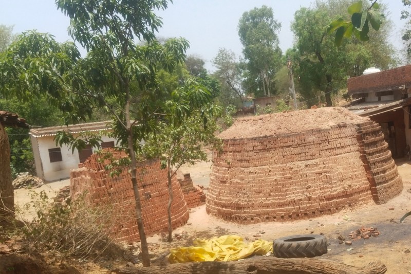Illegal bricks kiln: शहर से लगे गांवों में धड़ल्ले से चल रहे अवैध ईंट-भट्ठे, धुएं से ग्रामीण परेशान, अधिकारी मौन