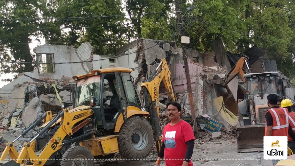 Bulldozers ran on 40 shops in Rampur